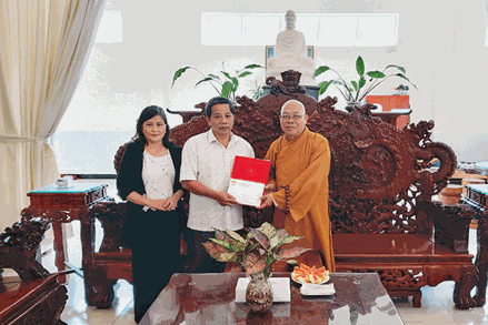 Ủy ban MTTQ tỉnh Kon Tum trao tiền hỗ trợ cho nhân sỹ, trí thức, chức sắc các tôn giáo
