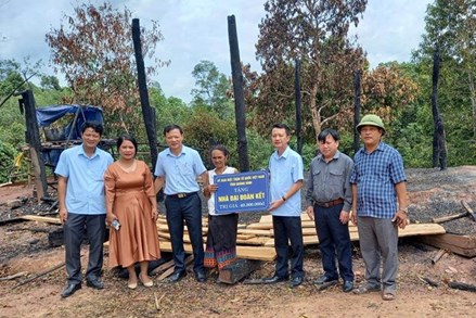 Mặt trận tỉnh Quảng Bình hỗ trợ 40 triệu đồng cho gia đình người Khùa bị cháy nhà
