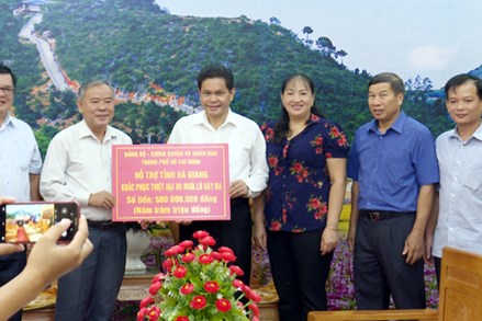Ủy ban MTTQ Thành phố Hồ Chí Minh trao tặng 500 triệu đồng khắc phục thiệt hại do mưa lũ