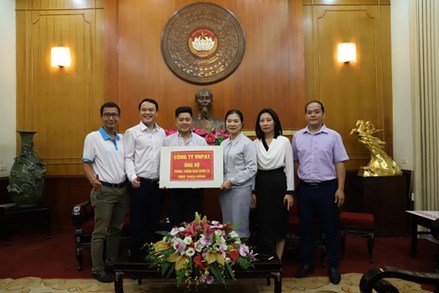 Phó Chủ tịch Trương Thị Ngọc Ánh tiếp nhận ủng hộ phòng, chống dịch