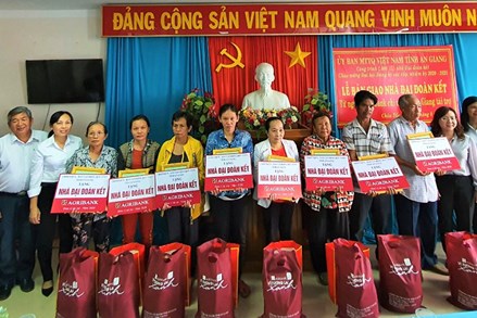 Ủy ban MTTQ Việt Nam tỉnh An Giang bàn giao 34 căn nhà Đại đoàn kết cho các hộ nghèo, cận nghèo, khó khăn