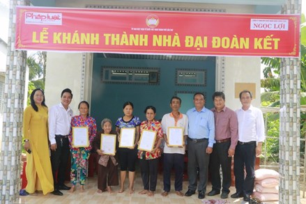 Ủy ban MTTQ TP Cần Thơ trao 5 căn nhà Đại đoàn kết cho hộ nghèo