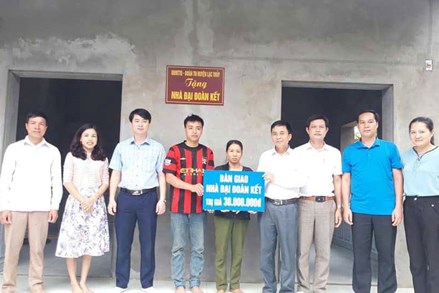 Hòa Bình:Bàn giao nhà Đại đoàn kết cho hộ nghèo xã Phú Thành