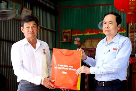 Chủ tịch Trần Thanh Mẫn thăm, tặng quà các gia đình chính sách 