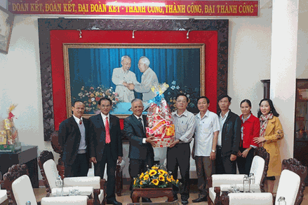 Mục sự Nguyễn Khắc Xuân - Mục vụ Kon Tum đến thăm, tặng quà Ủy ban MTTQ Việt Nam tỉnh Kon Tum