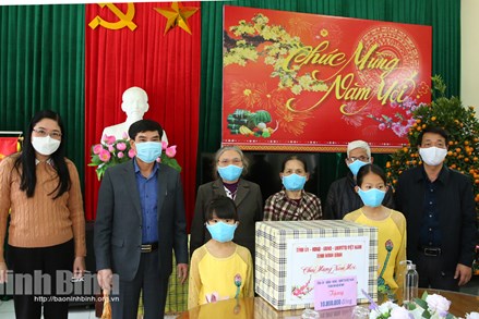 Ủy ban MTTQ Việt Nam tỉnh Ninh Bình tặng quà nhân dịp Tết Nguyên đán Tân Sửu
