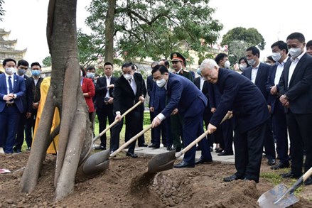 Tổng Bí thư, Chủ tịch nước Nguyễn Phú Trọng dâng hương và trồng cây đầu xuân tại Hoàng thành Thăng Long