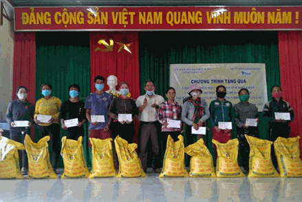 Gia Lai: Tặng 300 suất quà cho hộ nghèo, hộ có hoàn cảnh khó khăn và 20 chiếc xe đạp cho học sinh trên địa bàn xã Đăk Tơ Pang