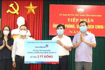 MTTQ tỉnh Ninh Bình tiếp nhận ủng hộ phòng, chống dịch COVID-19
