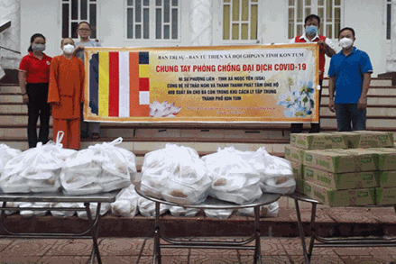 Ban Trị sự Giáo hội Phật giáo Việt Nam tỉnh Kon Tum chung tay phòng chống dịch Covid-19 từ những suất cơm nghĩa tình