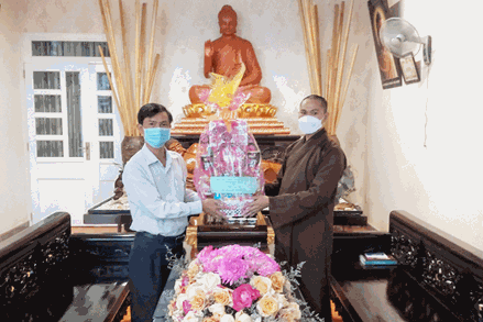 Ban Thường trực Uỷ ban MTTQ Việt Nam tỉnh Kon Tum đi thăm, tặng quà các cơ sở Phật giáo  trên địa bàn tỉnh Kon Tum 