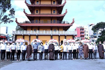 Giáo hội Phật giáo Việt Nam TP Hồ Chí Minh tặng 10 xe cứu thương hỗ trợ phòng, chống dịch