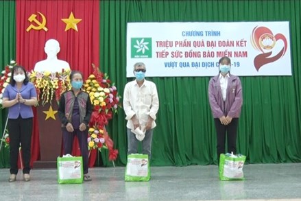 Ủy ban MTTQ Việt Nam tỉnh Hậu Giang:Trao 583 phần quà đại đoàn kết