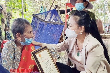 Chủ tịch Ủy ban MTTQVN tỉnh Bình Phước thăm, tặng quà người cao tuổi