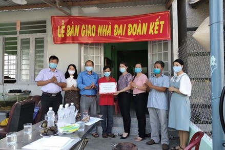 Phú Yên: Bàn giao nhà Đại đoàn kết cho hộ nghèo