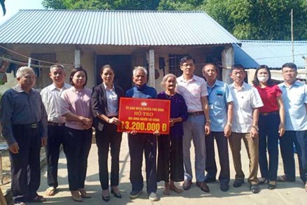 MTTQ huyện Phú Bình trao tiền hỗ trợ cho 3 hộ nghèo