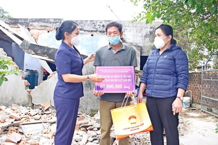 Bình Định: Thăm hỗ trợ cho các hộ gia đình có nhà bị sập hoàn toàn do mưa lũ