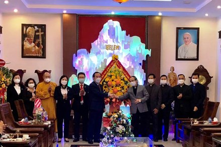 Phó Chủ tịch Ủy ban Trung ương MTTQ Việt Nam Ngô Sách Thực chúc mừng chức sắc Công giáo tại Tòa Giám mục Thanh Hóa nhân dịp Lễ Giáng sinh