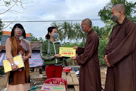 Ban Trị sự Giáo hội Phật giáo tỉnh Phú Yên thăm, tặng quà cho các gia đình do mưa lũ