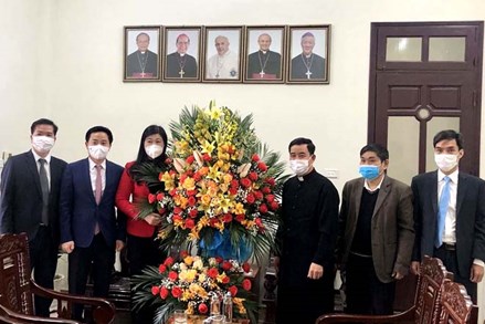 Uỷ ban Mặt trận Tổ quốc Việt Nam thành phố Hà Nội  tặng quà bà con giáo dân có hoàn cảnh khó khăn nhân dịp Giáng sinh năm 2021