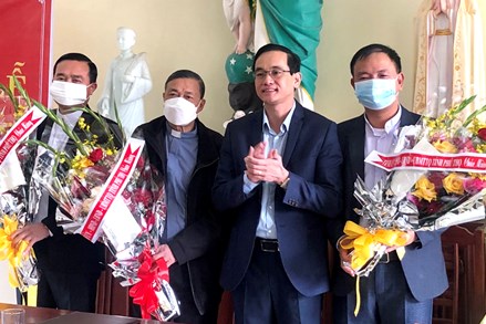 Ủy ban MTTQ tỉnh Phú Thọ đi thăm, tặng quà các linh mục nhân dịp Giáng sinh năm 2021