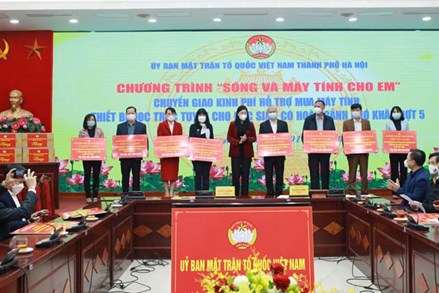TP Hà Nội: Tiếp tục trao tặng hơn 1.000 thiết bị để học trực tuyến