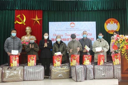 Phó Chủ tịch Trương Thị Ngọc Ánh trao quà Tết tại Nam Định