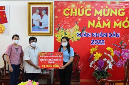 Ủy ban MTTQ Việt Nam tỉnh Ninh Thuận tiếp nhận ủng hộ quà Tết Nhâm Dần 2022