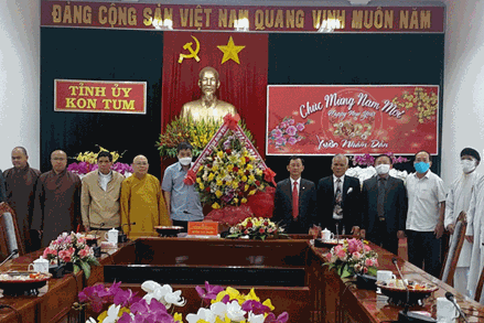 Đoàn đại biểu các tầng lớp Nhân dân tỉnh Kon Tum đi thăm, tặng quà Tỉnh ủy Kon Tum