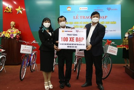 Trao tặng xe đạp cho học sinh khó khăn ở Quảng Ngãi