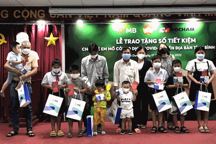 Bình Dương: Trao sổ tiết kiệm, tặng quà cho 40 trẻ em mồ côi do Covid-19