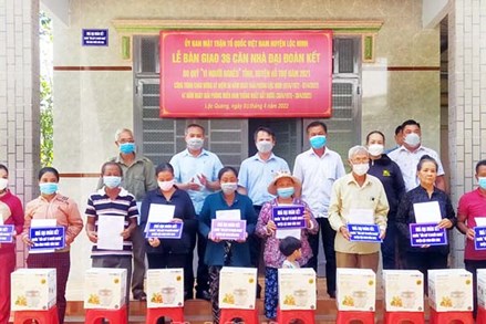 Lộc Ninh (Bình Phước): Trao 36 nhà đại đoàn kết tặng hộ khó khăn