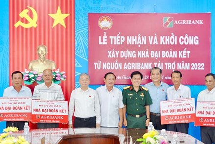 Ủy ban MTTQ tỉnh An Giang tiếp nhận 100 căn nhà Đại đoàn kết