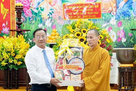 MTTQ tỉnh An Giang thăm, chúc mừng Đại lễ Phật đản Phật lịch 2566 - Dương lịch 2022