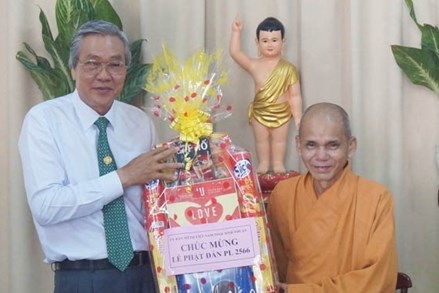 Chủ tịch Ủy ban MTTQ tỉnh Ninh Thuận thăm, chúc mừng nhân Đại lễ Phật đản năm 2022