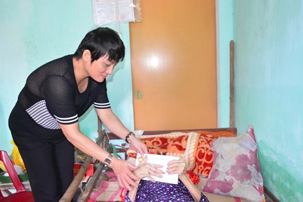 Mặt trận tỉnh Quảng Ngãi trao tiền phụng dưỡng Mẹ Việt Nam Anh hùng