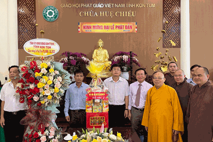 Đoàn lãnh đạo tỉnh Kon Tum thăm, chúc mừng Đại lễ Phật đản - Phật lịch 2566 Dương lịch 2022 