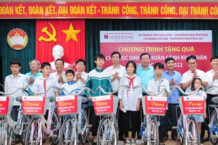Ninh Bình: Tiếp nhận, trao tặng xe đạp cho học sinh có hoàn cảnh khó khăn