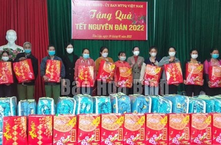 Hòa Bình: Uỷ ban MTTQ huyện Lạc Sơn trao 1.725 suất quà Tết cho người nghèo, hộ khó khăn