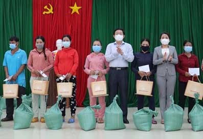 Bình Định: Lãnh đạo tỉnh trao quà cho các hộ nghèo miền núi