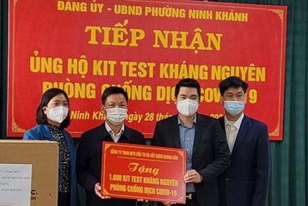 Ninh Bình: Ba doanh nghiệp ủng hộ 2.000 bộ kit test nhanh phòng dịch COVID-19