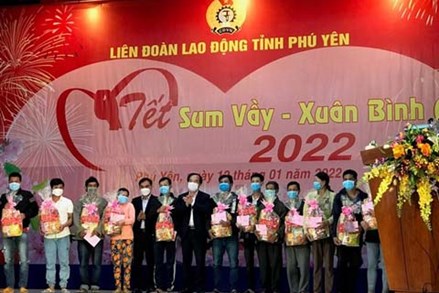 Phó Chủ tịch Ngô Sách Thực trao quà 'Tết sum vầy-Xuân bình an' tại Phú Yên