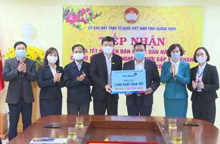 Vietinbank chi nhánh Quảng Ninh tặng 2.000 suất quà cho người khó khăn