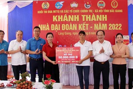 Khối thi đua MTTQ và các tổ chức chính trị - xã hội tỉnh Bắc Giang trao nhà đại đoàn kết cho hộ nghèo