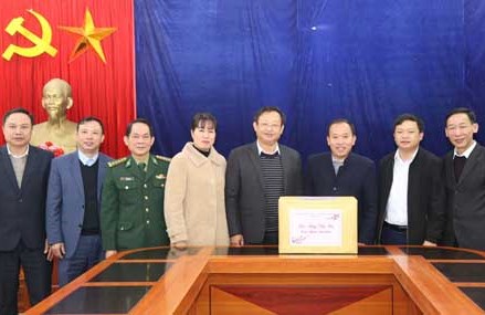Chủ tịch Ủy ban MTTQ Việt Nam tỉnh Lào Cai Giàng Seo Vần thăm, tặng quà Tết tại huyện Si Ma Cai