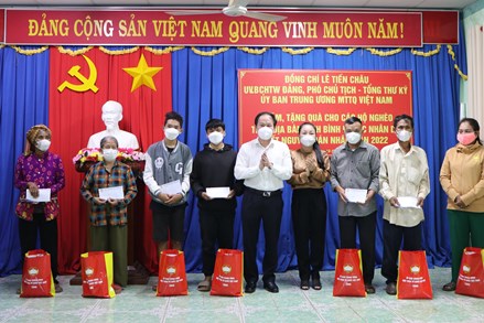 Đại diện Ủy ban Trung ương MTTQ Việt Nam thăm, tặng quà tết người nghèo tại Bình Phước