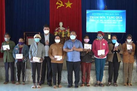 Đồng chí Nguyễn Trung Hải - Chủ tịch Uỷ ban MTTQ Việt Nam tỉnh đi thăm, chúc tết, tặng quà cho các gia đình chính sách tại huyện Đắk Hà