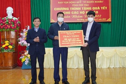 Trao 100 suất quà Tết cho các hộ nghèo tại huyện Tam Nông