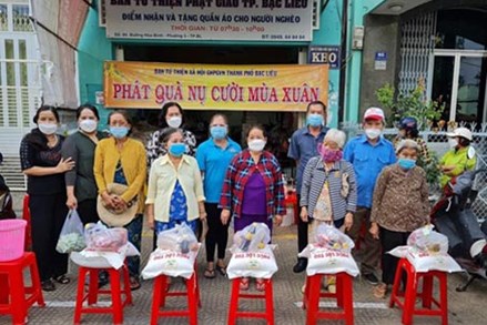 Mặt trận Bạc Liêu tặng quà hỗ trợ người nghèo đón Tết Nhâm Dần
