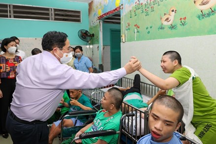 Thủ tướng thăm Trung tâm Bảo trợ trẻ em tàn tật mồ côi Thị Nghè, TP Hồ Chí Minh